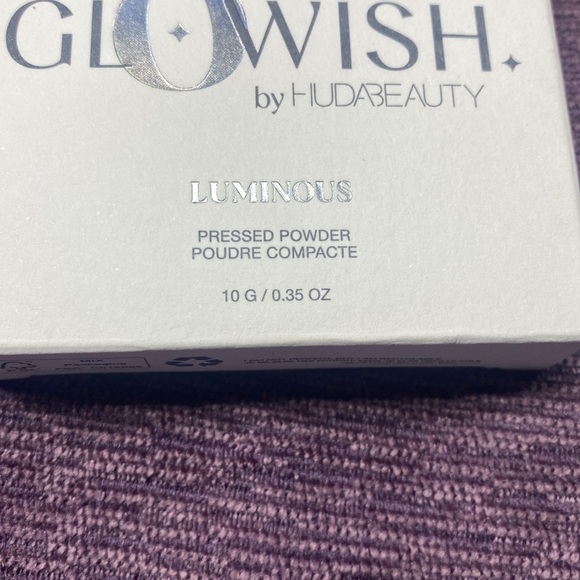 Glow wish luminous pressed powder in 01 fair by huda beauty - Picture 5 of 5